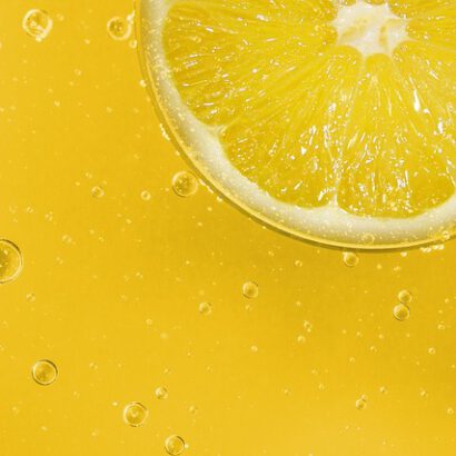cytryna - żółte tło - soczysta z sokiem