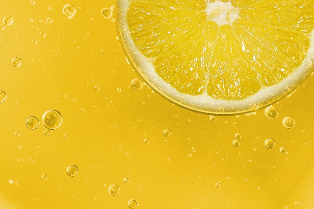 cytryna - żółte tło - soczysta z sokiem