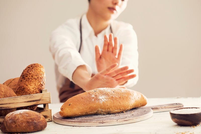 Kobieta odmawiająca jedzenia białego chleba - bez glutenu