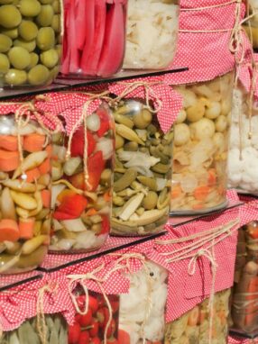 Półka z różnorodnymi produktami spożywczymi