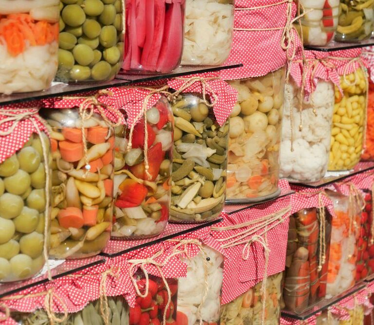 Półka z różnorodnymi produktami spożywczymi