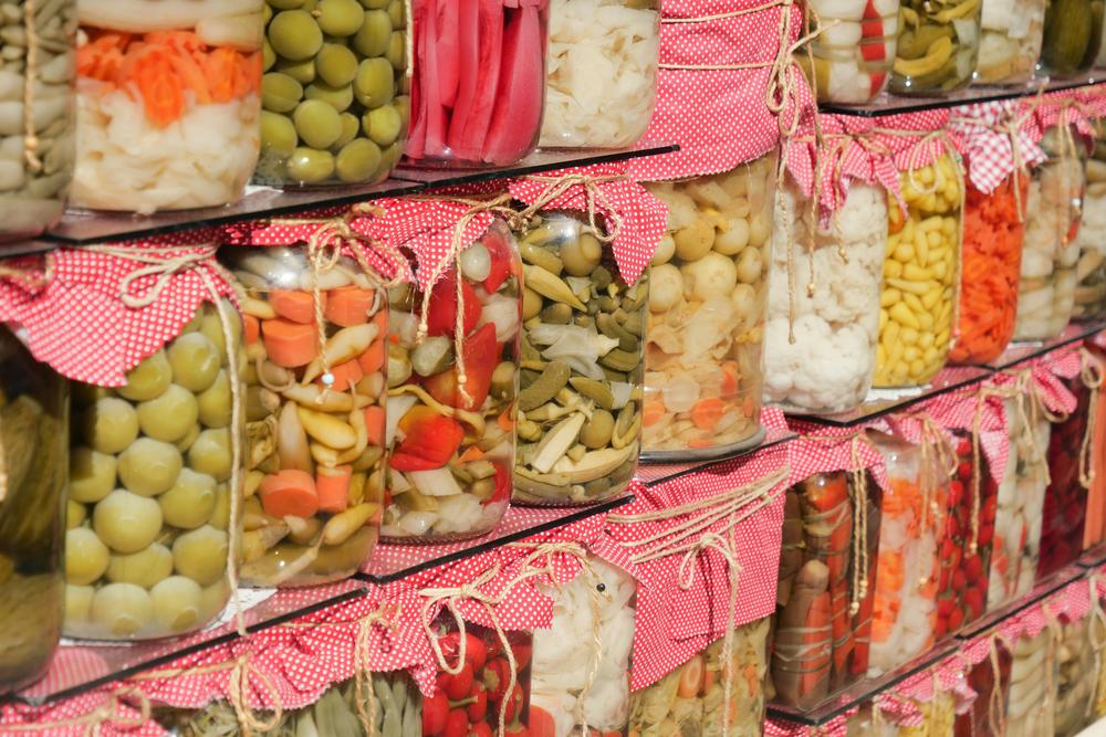 Półka z różnorodnymi produktami spożywczymi
