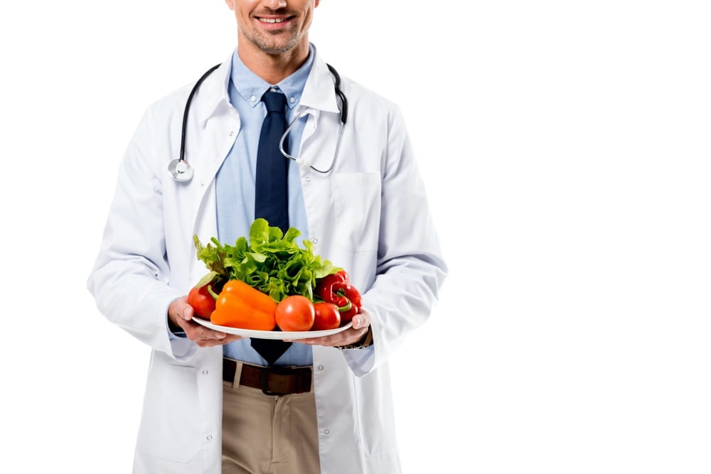 Lekarz trzymający warzywa, symbolizujący zdrowie tarczycy i dietę